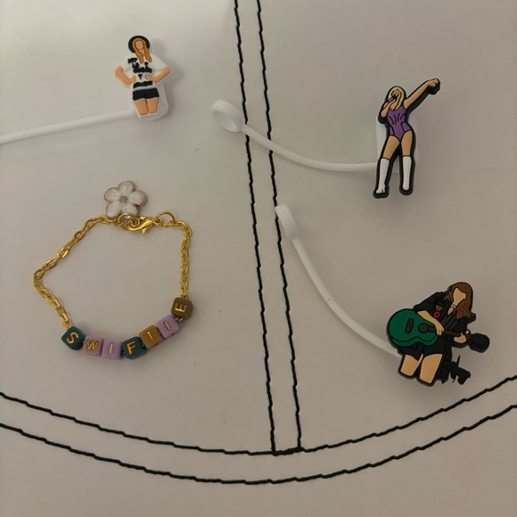 🎤 Taylor Swift bundle 🎤- 2 pouches, croc giblets, straw covers - Picture 5 of 8